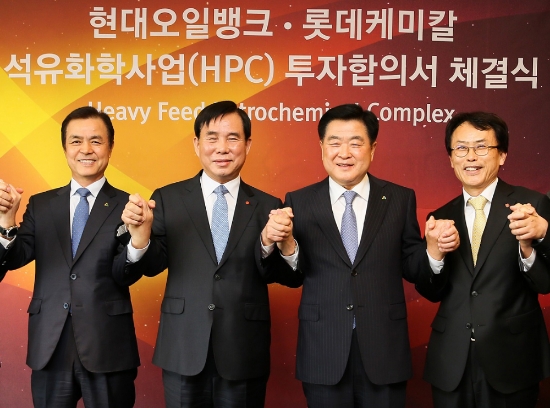 9일 문종박(왼쪽부터) 현대오일뱅크 대표와 롯데그룹 화학BU 허수영 부회장, 현대중공업지주 권오갑 부회장, 롯데케미칼 김교현 사장이 서울 소공동 롯데호텔에서 올레핀과 폴리올레핀을 생산하는 HPC(Heavy Feed Petrochemical Complex) 신설 투자합의서에 공동 서명했다. 사진=롯데케미칼,