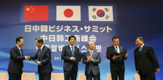 3국 경제단체장이 3국정상에게 공동선언문을 전달하고 있다.(왼쪽부터 박용만 대한상의 회장, 문재인 대통령, 아베 총리, 사카키바라 사다유키 경단련 회장, 리커창 총리, 장쩡웨이 CCPIT 회장) 사진=대한상의 제공.