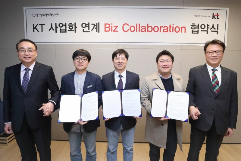 △(왼쪽부터) 이경준 경기창조경제혁신센터 센터장, 김동환 포티투마루 대표, 신소봉 메를로랩 대표, 정지웅 바이탈힌트코리아 대표, 신금석 KT SCM전략담당 상무가 ‘비즈 콜라보레이션 협약’을 마치고 기념촬영을 하고 있다