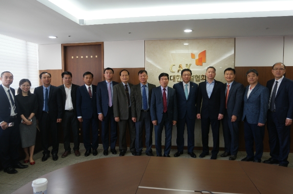 베트남 건설협회 대표단 일행과 기념사진을 찍고있는 대한건설협회 유주현 회장(사진 오른쪽에서 5번째)과 베트남건설협회 Nguyen Quoc Hiep(응웬 쿡 히엡) 회장(사진 오른쪽에서 6번째). / 사진=대한건설협회.