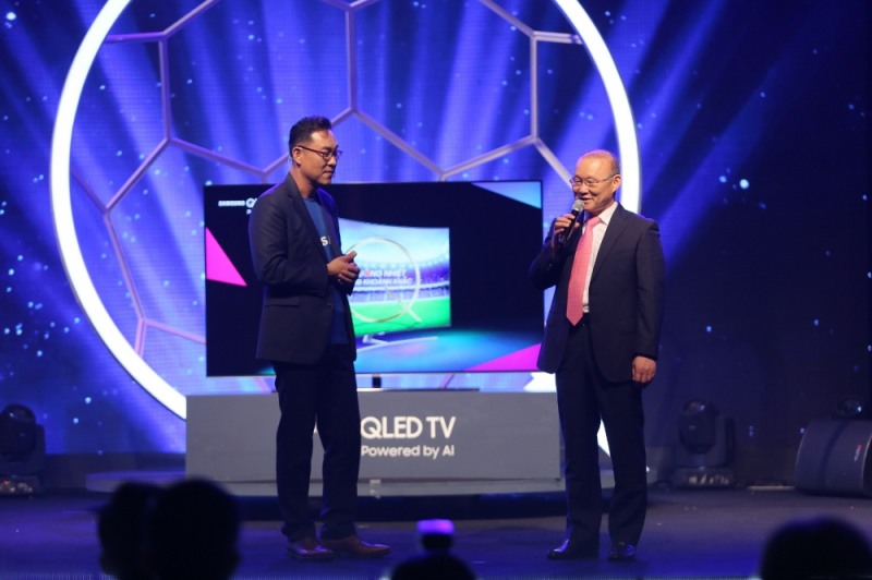 △삼성전자가 9일 베트남 호찌민에서 ‘2018 삼성 QLED TV 런칭 이벤트’를 열고 QLED TV를 포함한 2018년 신제품을 대거 선보였다. 행사장에서 베트남 축구 국가대표팀의 박항서 감독(오른쪽)이 삼성 QLED TV에 대해 이야기하고 있다