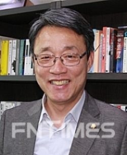 김성식 국회 4차산업혁명 특별위원회 위원장은 한국금융신문과의 인터뷰에서 “4차산업혁명과 연관해서 단 하나의 제도적 개선을 해야 한다면 바로 개인정보 보호와 활용에 관한 전향적인 조치일 것”이라고 말했다.