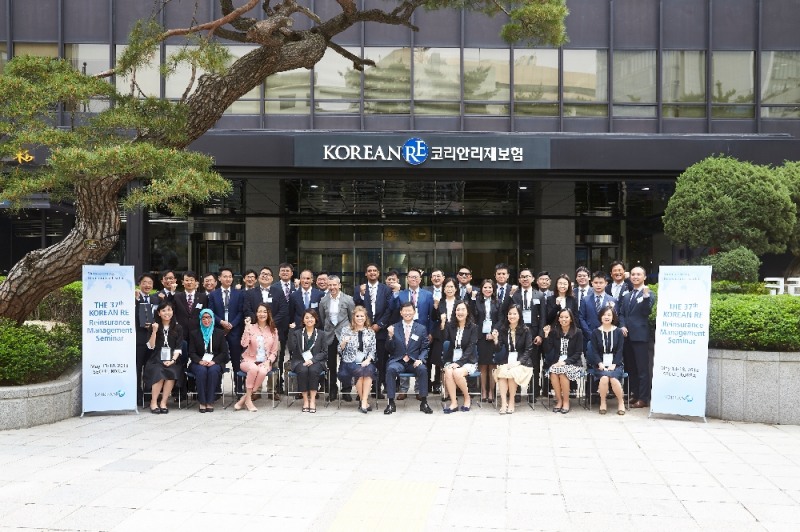 △제37차 코리안리 세미나 참가자들이 14일 수송동 본사에서 열린 개회식에서 기념촬영을 하고 있다. / 사진=코리안리재보험