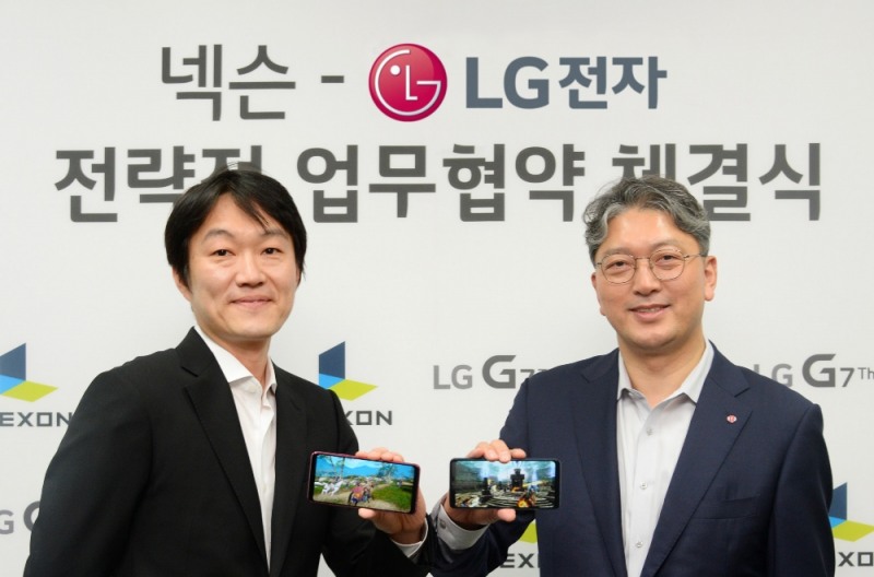 △이상규 LG전자 한국모바일그룹장(오른쪽)과 이정헌 넥슨 대표가 G7씽큐로 카이저 게임을 소개하고 있다