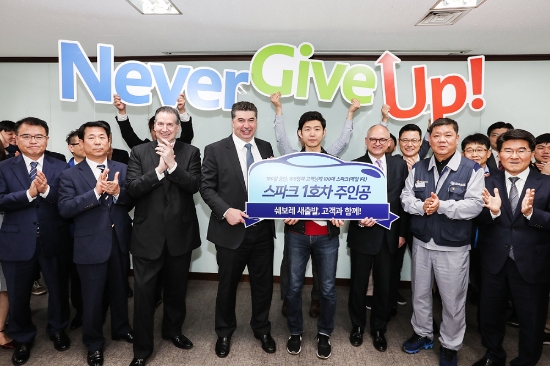 지난 14일 인천 부평구에 위치한 한국GM 본사에서 열린 '쉐보레 새로운 출발, 고객과 함께'에서 카허카젬 사장(왼쪽)이 당첨자인 박재석씨에게 차량 키를 전달하고 있다. 사진=한국지엠.