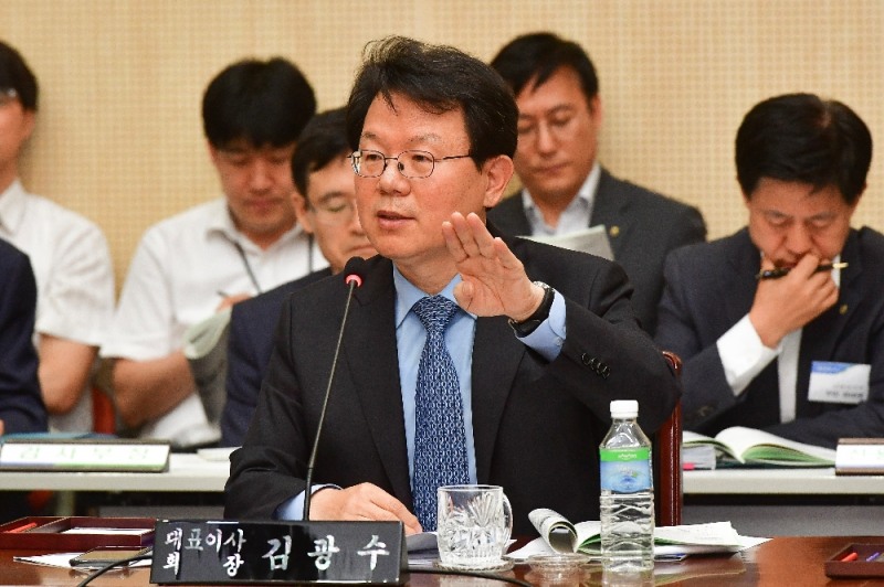 15일 서대문 농협은행 대회의실에서 열린 현장경영간담회에서 김광수 농협금융지주 회장이 임직원들에게 당부하고 있다. (자료사진= 농협금융지주)