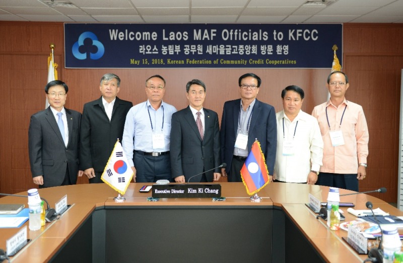 △새마을금고중앙회를 방문한 라오스 농림부 공무원들이 김기창 전무이사(가운데)와 함께 기념촬영을 하고 있다./사진=새마을금고중앙회