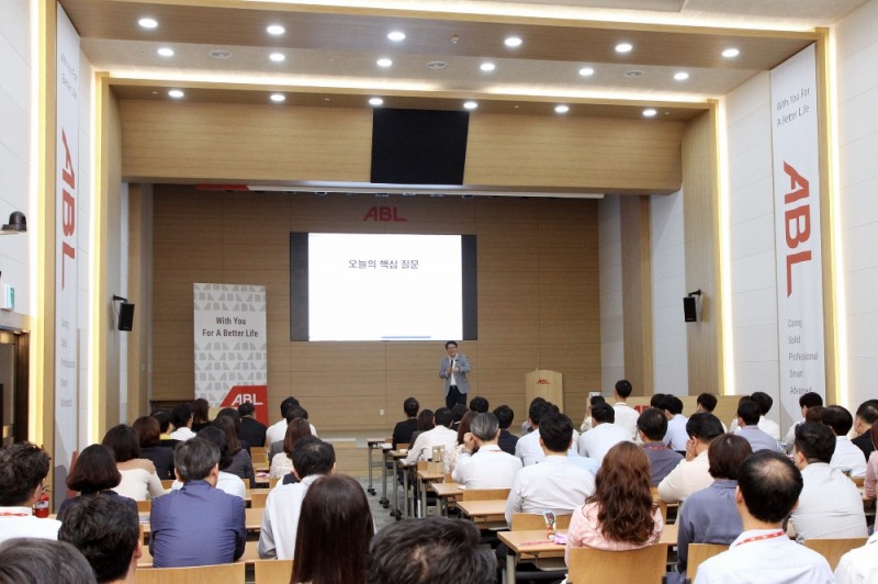 △ABL생명 모닝렉처 강연을 진행하고 있는 김경일 교수 / 사진=ABL생명