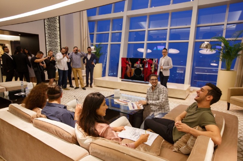△삼성전자가 13일(현지시간)부터 이틀간 두바이의 JW 마르퀴스(JW Marquis) 호텔 69층에 위치한 고급 펜트하우스에서 중동 지역 최초로 2018년형 QLED TV 출시 행사를 열었다. 120여명의 현지 주요 거래선과 미디어가 참석한 가운데, 중동 현지인들이 보통 손님을 맞이하는 마즐리스 공간에서 참석자들이 삼성 QLED TV 콘텐츠를 즐기고 있다