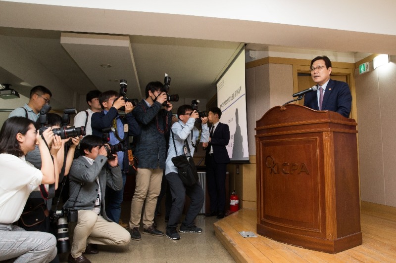 최종구 금융위원장은 18일 서울 서대문구 한국공인회계사회에서 '회계개혁의 의의와 성공을 위한 과제 '를 주제로 강연을 하고 공인회계사들과 간담회를 진행했다. / 사진= 금융위원회