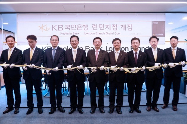(왼쪽부터)김태구 KB국민은행 여신심사본부 본부장, 이재근 KB국민은행 경영기획그룹 상무, 김현기 한국은행 런던사무소장, 전귀상 KB국민은행 경영지원그룹 부행장, 김재훈 주영국한국대사관 재경관, 전채옥 KB국민은행 런던지점장, 김윤진 금융감독원 런던사무소장, 박재홍 KB국민은행 글로벌사업본부 전무, 하정 KB국민은행 자본시장본부 상무 /사진제공=국민은행