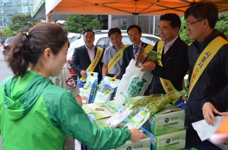 경기농협 금요장터, 시흥시 농산물의 날 행사 개최