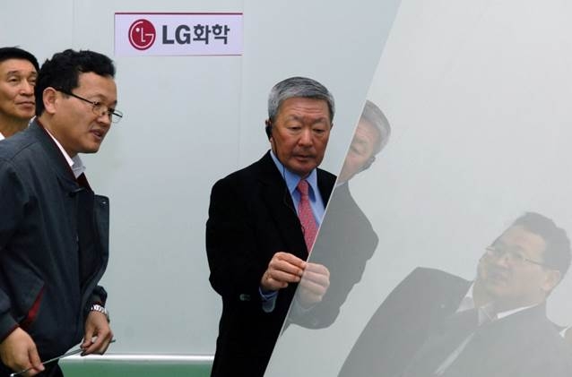 △2011년 11월 구 회장이 LG화학 유리기판공장에서 생산제품을 점검하고 있다