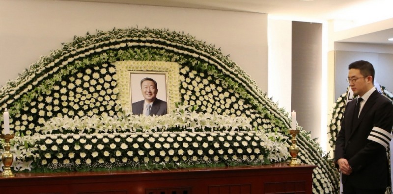△故 구본무 LG 회장의 서울대병원 장례식장 빈소. 구광모 당시 LG전자 상무가 자리를 지키고 있다 / 사진=LG그룹