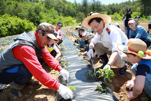 아시아나항공은 임직원들이 19일 강원도 홍천군 화촌면 산초울 마을을 방문해 '1사 1촌' 봉사활동을 펼쳤다. / 사진=아시아나항공.