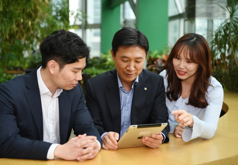한화투자증권 임원과 신입사원이 역 멘토링 프로그램을 진행하고 있다. 사진=한화투자증권