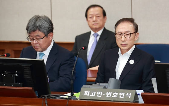 뇌물수수·횡령 혐의, 수인번호 716번 이명박 전 대통령 재판 시작