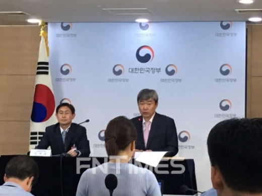 면세점제도개선 TF 위원장인 유창조 동국대 경영학과 교수(우측)와 정재호 조세재정연구원이 23일 오후 정부서울청사에서 '면세점 제도개선 2차 권고안'을 발표하고 있다. 신미진기자