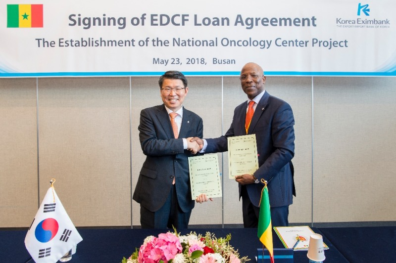 은성수 수은 행장(사진 왼쪽)과 마마두 게이 파예(Mamadou Gueye FAYE) 세네갈 주한대사가 23일 2018 한-아프리카 장관급 경제협력회의가 열린 부산 벡스코에서 만나 세네갈 국립암센터 건립사업에 총 8550만달러 규모의 EDCF를 지원하는 차관공여계약을 체결했다./사진제공=수출입은행