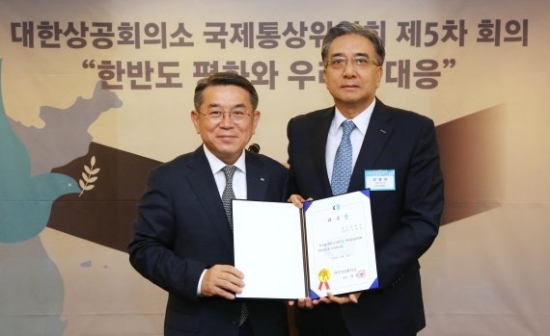 김준동 대한상의 상근부회장(왼쪽)이 김영상 신임 위원장에게 위촉장을 수여하고 기념촬영을 하고 있다. 사진=대한상공회의소.