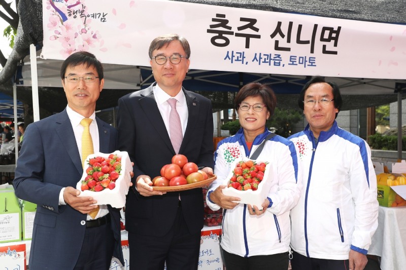 △곽범국 예금보험공사 사장(왼쪽에서 두 번째)과 김형신 농협경제지주 서울지역본부장(왼쪽에서 첫 번째)이 직거래장터 판매자와 함께 기념촬영을 하고 있다./사진=예금보험공사