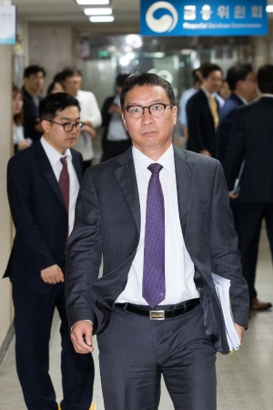 17일 정부서울청사 금융위원회에서 감리위원회 위원들이 회의에 입장하고 있다. / 사진= 금융위원회(2018.05.17)