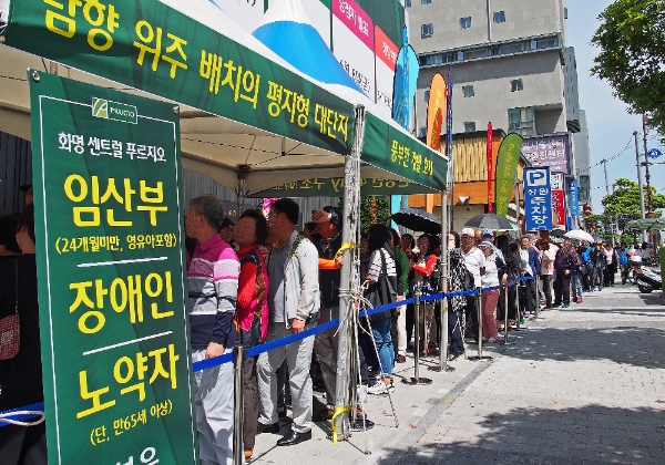 25일 문을 연 '화명 센트럴 푸르지오' 견본주택에 개관 3시간 만에 4000여명이 몰렸다. / 사진=대우건설.