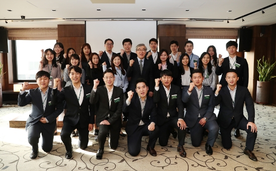 24일 서울 연지동 본사 아산홀에서 유창근(두번째 줄 왼쪽에서 다섯번째) 현대상선 사장이 올해 입사한 신입사원들과 함께 파이팅을 외치며 기념사진을 촬영하고 있다. 사진=현대상선.