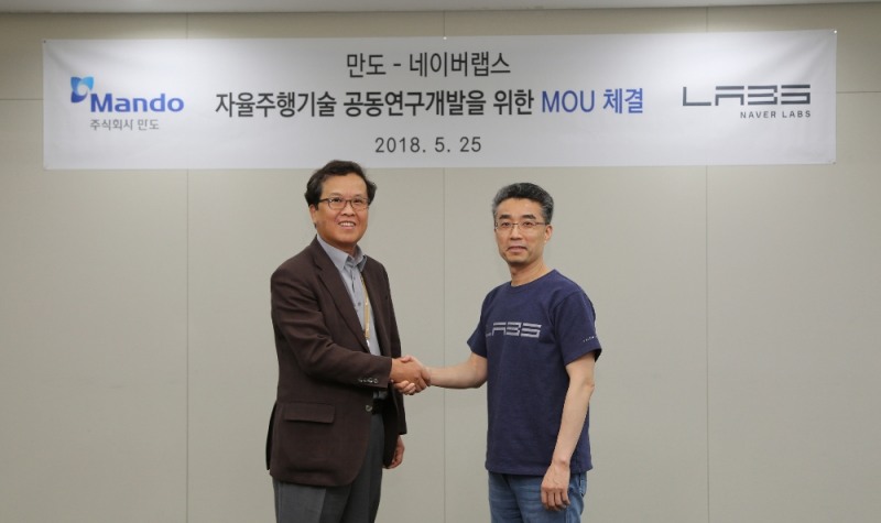 △탁일환 만도 글로벌 R&D 총괄부사장(왼쪽)과 송창현 네이버랩스 대표가 판교 만도 글로벌 R&D센터에서 자율주행기술 연구개발에 대한 양해각서 체결 후 악수하고 있다.