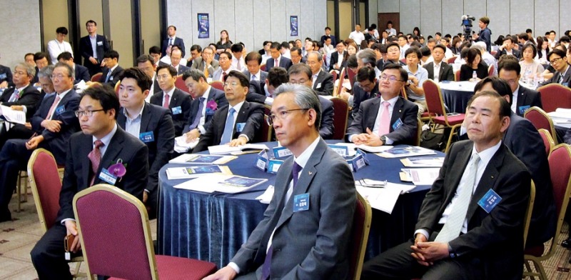 ▲ 지난해 5월 29일 열린 ‘2017 한국금융미래포럼’에서 강연을 경청하는 참석자들 모습.