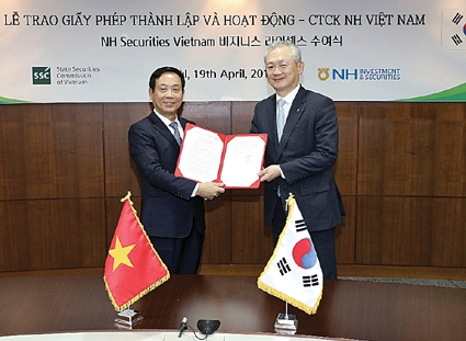 ▲ NH투자증권은 지난 4월 여의도 본사에서 베트남 증권위원회(SSC)와 베트남 증권업 라이선스 수여식을 진행했다. 사진 = NH투자증권