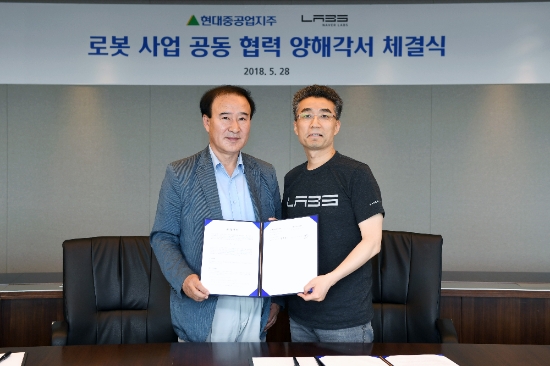 28일 서울 계동 현대빌딩에서 윤중근(왼쪽) 현대중공업지주 로봇사업부문 대표와 송창현 네이버랩스 대표가 로봇 사업 공동 협력에 대한 양해각서를 체결했다. 사진=현대중공업.