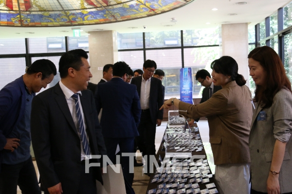 2018 한국금융미래포럼 참가자들이 28일 서울 중구 은행회관 국제회의실에서 열리는 포럼 등록을 위해 줄서고 있는 모습. 장호성기자