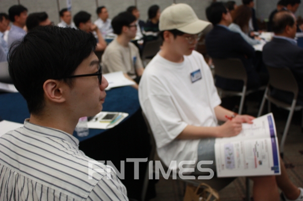 가천대학교 대학생들이 28일 서울 중구 은행회관 국제회의실에서 열린 ‘한국금융미래포럼: 블록체인 생태계 선도를 위한 과제와 전략’에 참석해 강연을 듣고 있다. 장호성 기자
