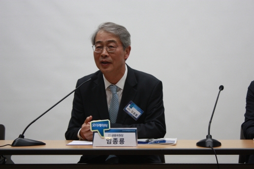 임종룡 전 금융위원장이 28일 서울 명동 은행회관에서 한국금융신문 주최로 열린 '2018 한국금융포럼'의 패널토론 사회자로 참여해 토론 전 인사말을 하고 있다.