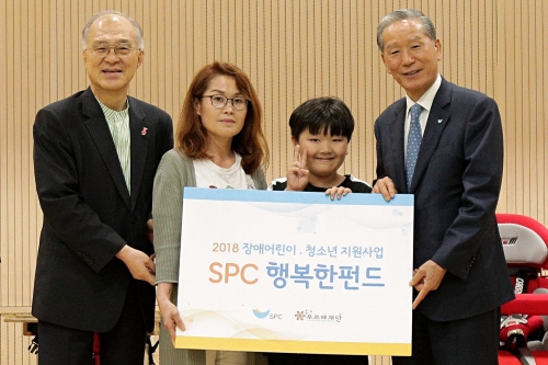 강지원 푸르메재단 이사장(좌측에서 첫번째)과 조상호 SPC그룹 총괄사장(우측에서 첫번째)이 29일 서울 종로 푸르메센터에서 열린 ‘SPC 행복한 펀드’ 전달식에서 수혜자와 기념촬영을 하고 있다. SPC 제공