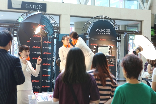 지난 26일 AK플라자 분당점에서 진행된 제주항공 승무원 메이크업쇼. 애경그룹 제공