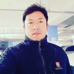 △지난 29일 박세훈(44)씨는 고속도로에서 운전자가 의식을 잃어 사고 후에도 계속 달리던 화물차를 자신의 차량으로 막아 세워 더 큰 피해를 막았다 / 사진=LG