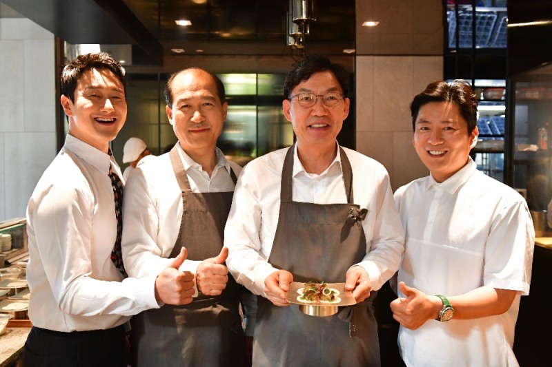 사진 왼쪽부터 개그맨 김원효, 최창수 농협은행 수석부행장, 이대훈 농협은행장, 강레오 셰프가 전복요리를 만든 후 기념촬영을 하고 있다. / 사진= 농협은행