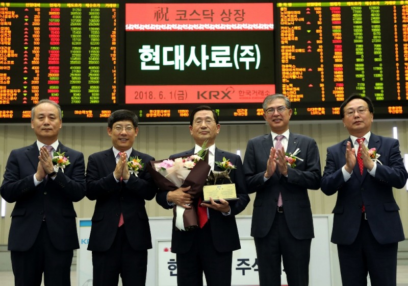 한국거래소 코스닥시장본부는 지난 1일 오전 여의도 서울사옥 홍보관에서 현대사료의 코스닥시장 신규상장기념식을 개최했다. (왼쪽부터) 최규준 한국IR협의회 부회장, 정운수 한국거래소 코스닥시장본부장, 문철명 현대사료 대표이사, 이동환 신한금융투자 GIB 부문장, 송윤진 코스닥협회 부회장. 사진=한국거래소