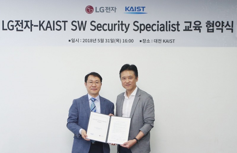 △5월 31일 대전 KAIST에서 열린 협약식에서 이규은 LG전자 SW개발전략실장(왼쪽)과 김용대 KAIST 사이버보안연구센터장이 협약서를 맞들고 있다.