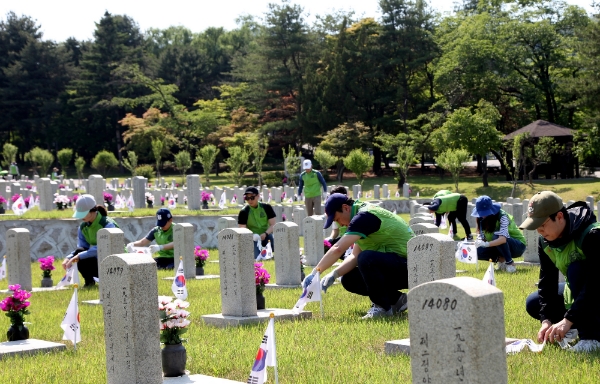 (주)코오롱 임직원들이 1일 오후 서울시 동작구 소재 국립 서울현충원을 찾아 묘역을 단장하고 호국영령을 기리는 활동을 펼쳤다. / 사진=(주)코오롱.