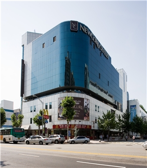 △이리츠코크렙이 보유한 뉴코아아울렛 야탑점 전경./사진=코람코자산신탁