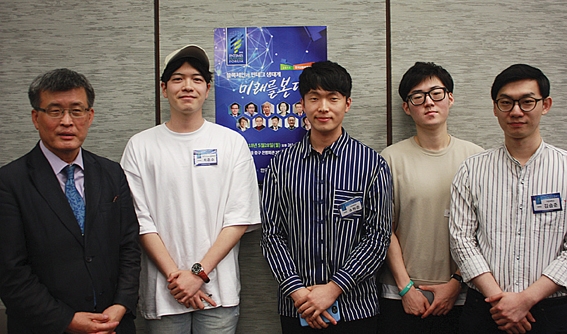 ▲ 김종회 가천대학교 겸임교수(한국애널리스트회 이사)와 학생들이 2018 한국금융미래포럼에 참석해 기념촬영을 하고 있다.