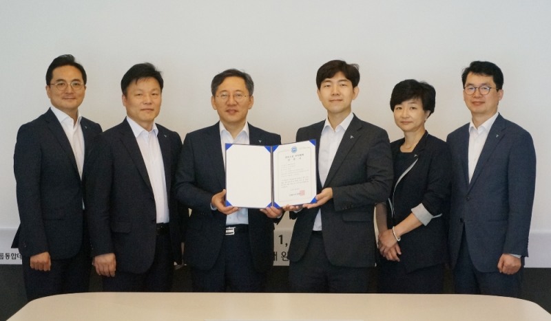 하나금융그룹은 금융지주 최초로 금융보안원으로부터 통합데이터센터의 그룹통합보안관제 및 공인전자문서 서비스에 대한 ‘ISMS 인증’을 획득했다. 인증 획득 후 박성호 하나금융티아이 사장(사진 왼쪽에서 세 번째)와 한주희 하나금융티아이 IT서비스총괄 전무(사진 왼쪽에서 두번째)가 직원들과 함께 기념촬영을 하고 있다. / 사진= 하나금융지주