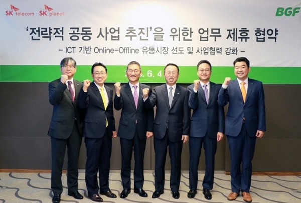(좌측부터)윤풍영 SK텔레콤 PM그룹장, 유영상 SK텔레콤 코퍼레이트센터장, 이인찬 SK플래닛 대표, 이건준 BGF 사장, 홍정국 BGF 부사장, 오정후 BGF 상무가 지난 4일 서울 을지로 SK텔레콤 본사에서 열린 업무 협약식에서 기념촬영을 하고 있다. BGF 제공