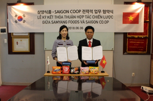 김정수 삼양식품 대표(좌측)이 6일 쩐럼홍 사이공 쿱 그룹 부회장과 베트남 현지 유통 및 판매확대를 위한 업무협약을 체결하고 기념촬영을 하고 있다. 삼양식품 제공