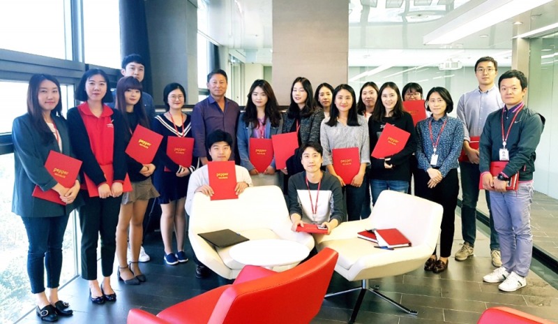 △페퍼저축은행 각 부서별 ‘행복지킴이’와 장 매튜 대표(왼쪽에서 다섯번째)가 기념촬영을 하고 있다./사진=페퍼저축은행