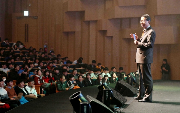 김수천 아시아나항공 사장이 과거 색동나래 교실을 진행하는 모습. / 사진=아시아나항공.