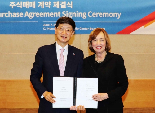 박근태 CJ대한통운 사장(좌측)과 앤 드레이크 DSC Logistics 회장이 7일 서울 중구 필동로 CJ인재원에서 열린 주식매매 계약 체결식 행사에서 기념촬영을 하고 있다. CJ대한통운 제공